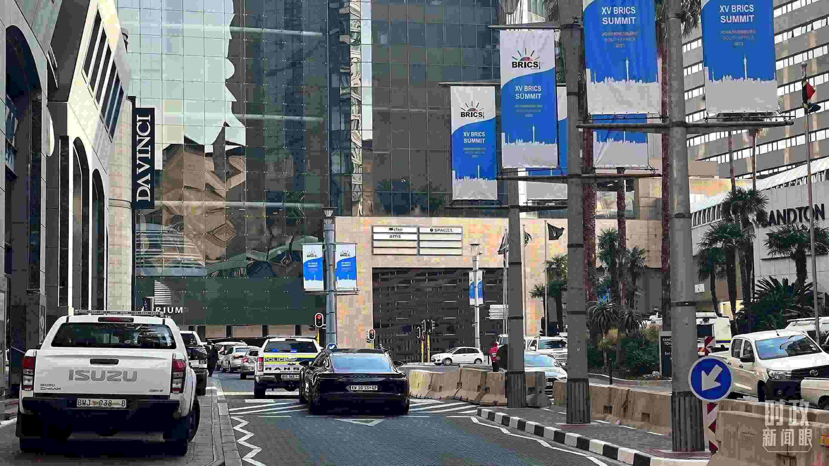 △約翰內(nèi)斯堡，街頭懸掛金磚峰會條幅。（總臺央視記者韓銳拍攝）