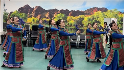 臨潢家園社區(qū)居民在烏蘭牧騎排練廳編排舞蹈。人民網(wǎng)記者 金洪花攝