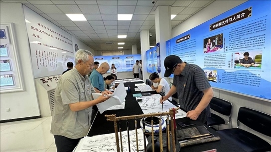 臨潢家園社區(qū)居民在書法練習(xí)室練習(xí)書法。人民網(wǎng)記者 金洪花攝