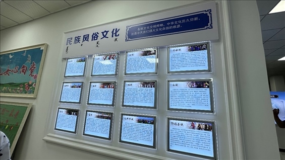 社區(qū)服務(wù)中心內(nèi)民族風(fēng)俗文化墻。人民網(wǎng)記者 金洪花攝