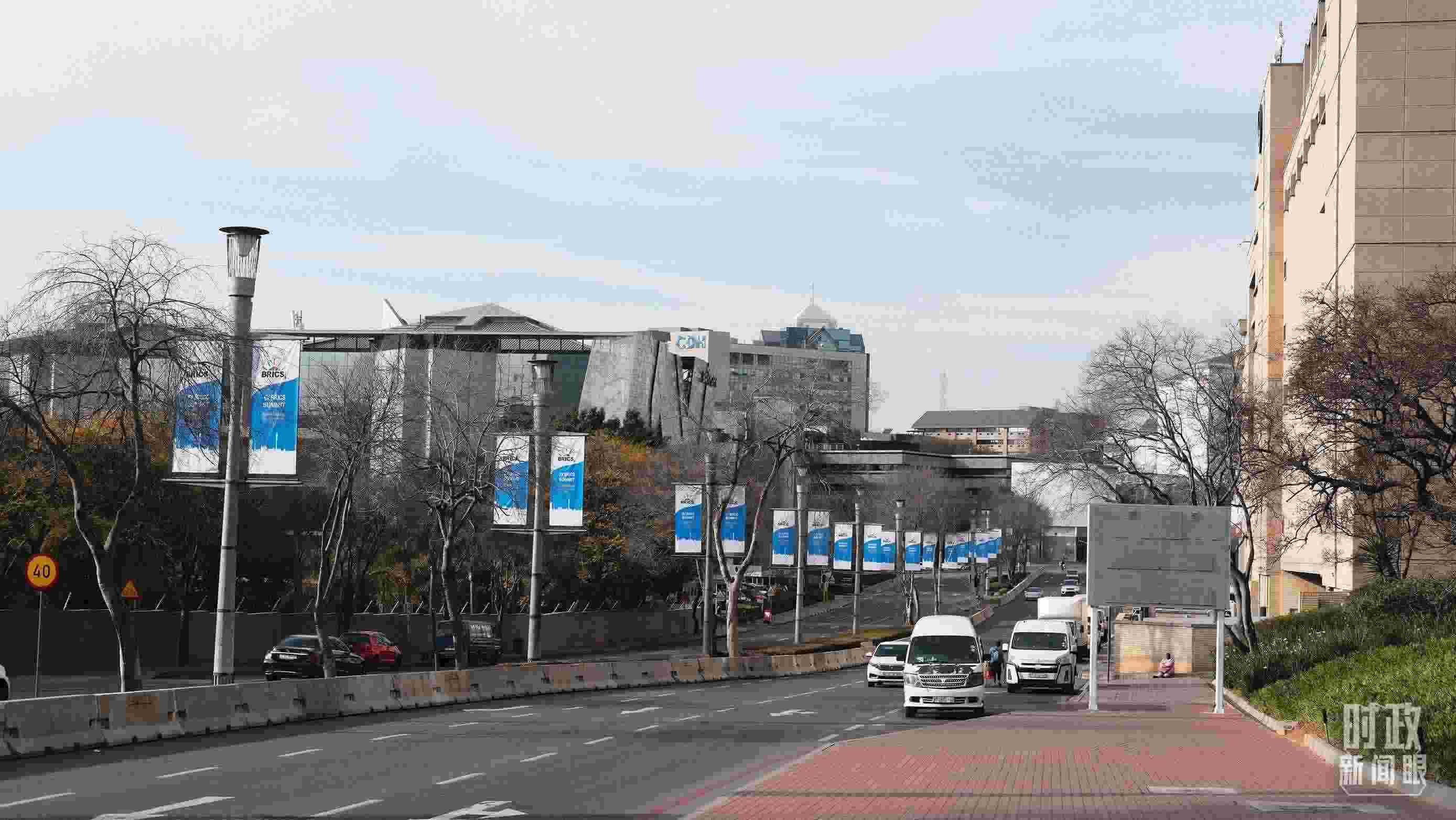 △約翰內(nèi)斯堡，街頭懸掛金磚峰會條幅。（總臺央視記者盧心雨拍攝）