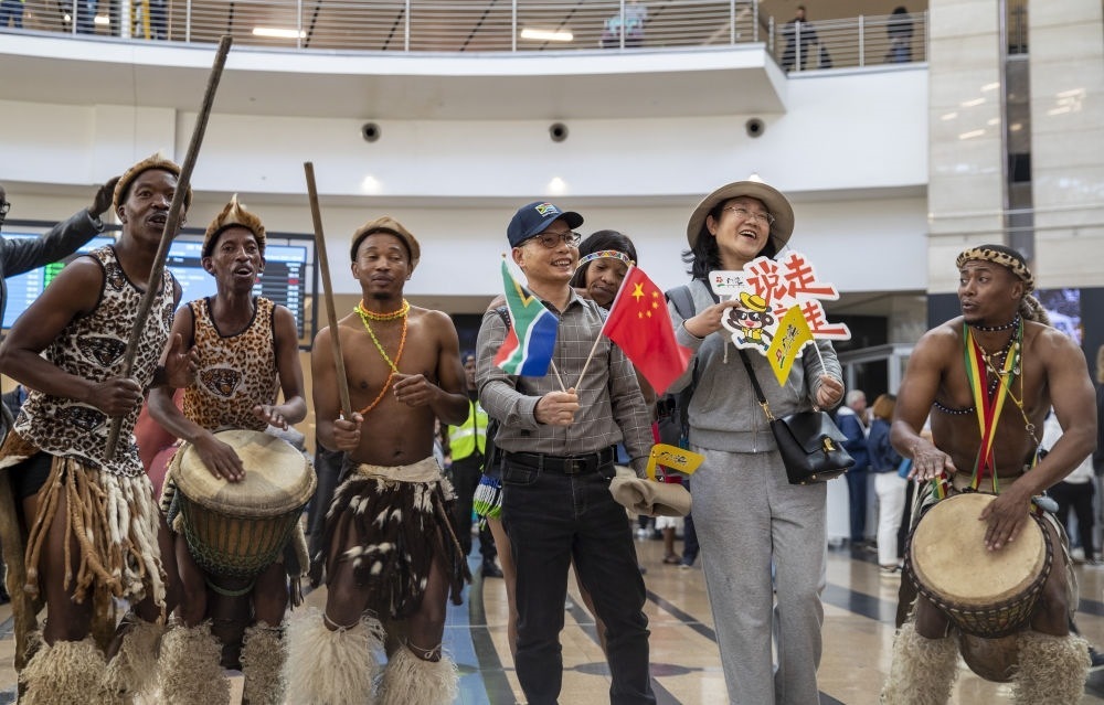 在南非約翰內(nèi)斯堡坦博國際機(jī)場，南非舞蹈演員歡迎中國試點(diǎn)恢復(fù)出境團(tuán)隊旅游后首批抵達(dá)南非的中國游客（2023年3月29日攝）。