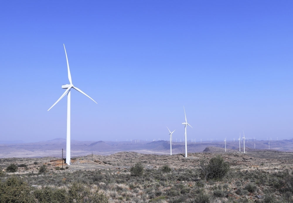 這是在南非北開普省德阿鎮(zhèn)拍攝的德阿風(fēng)電項目風(fēng)機(jī)（2023年8月10日攝）。由中國龍源電力集團(tuán)南非公司運(yùn)營的德阿風(fēng)電項目每年發(fā)電量超過7.5億千瓦時，相當(dāng)于節(jié)約20多萬噸標(biāo)準(zhǔn)煤，減排二氧化碳約70萬噸。