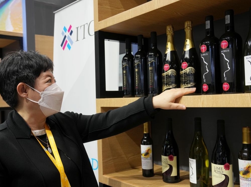 這是在中國上海舉行的第五屆進(jìn)博會上拍攝的來自南非的葡萄酒（2022年11月7日攝）。