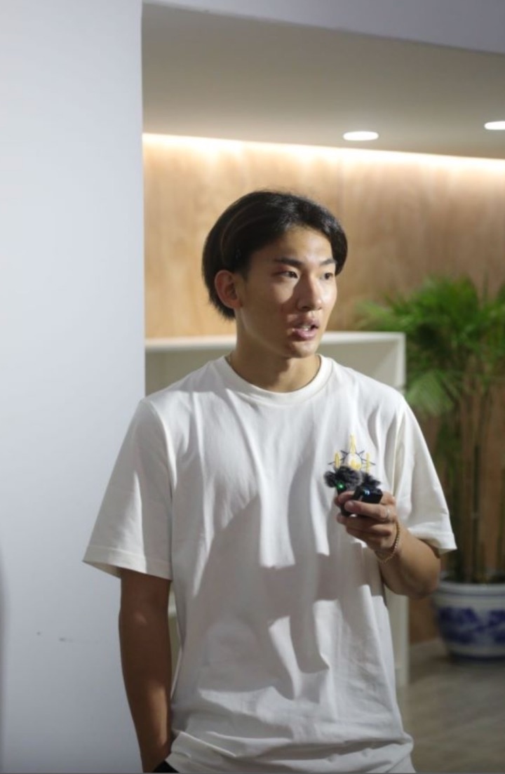 蘇翊鳴接受媒體采訪。