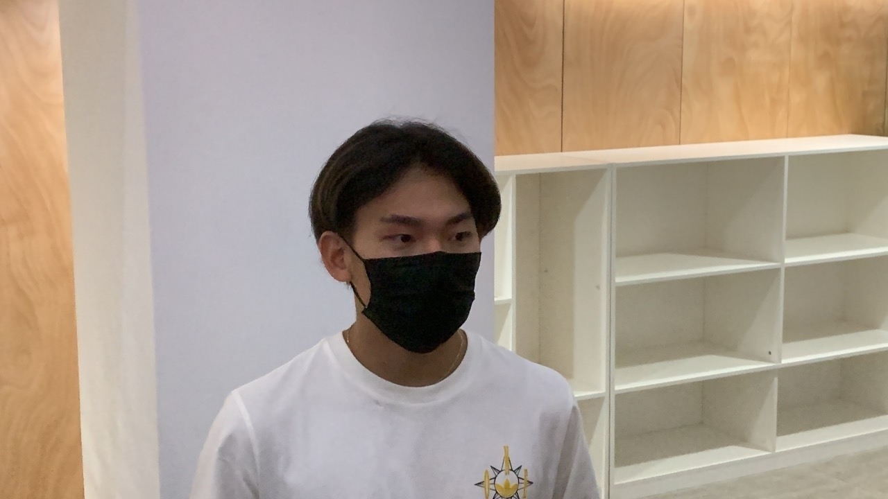 蘇翊鳴接受媒體采訪。荊政崳攝