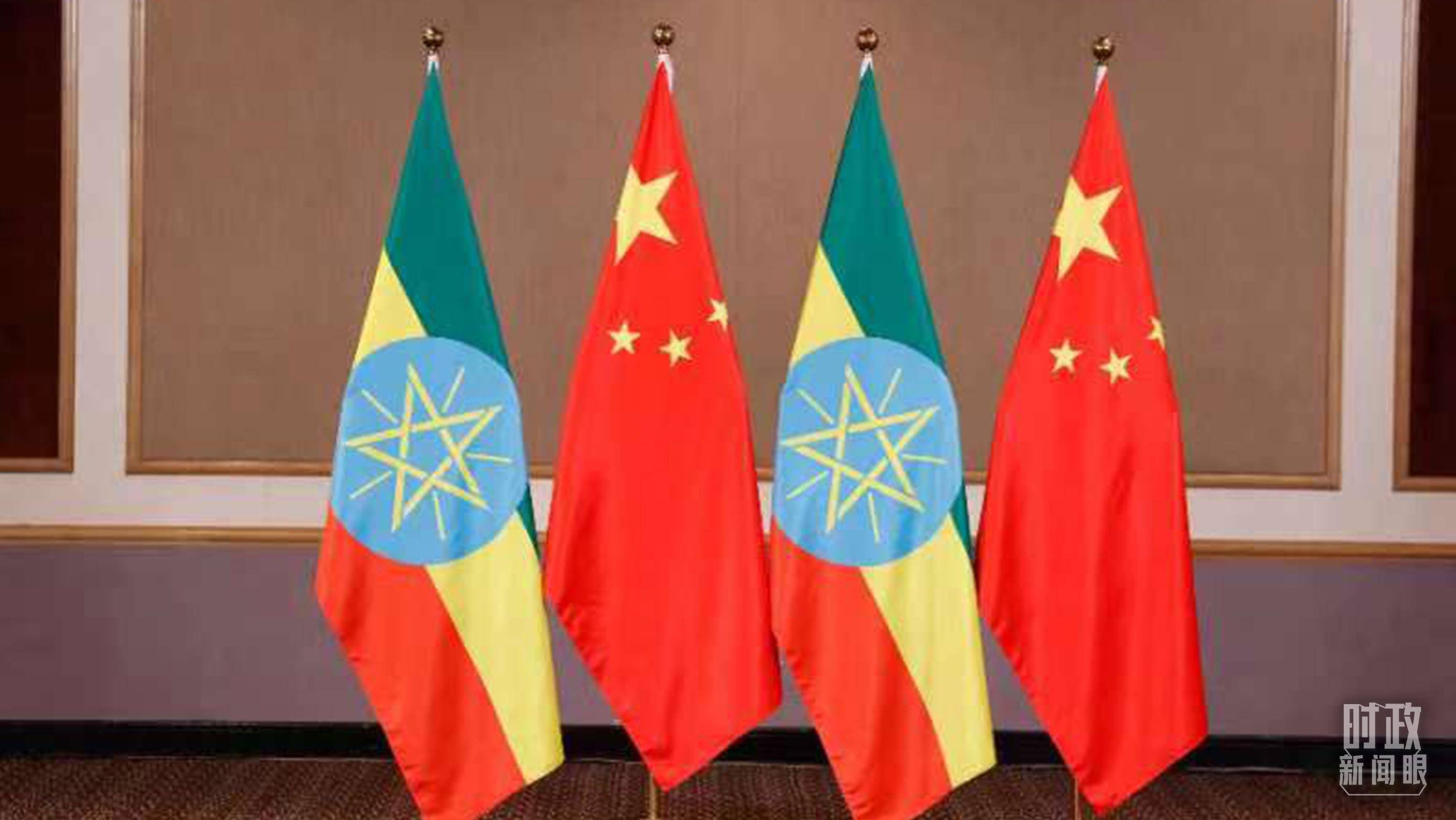 △會(huì)見(jiàn)現(xiàn)場(chǎng)的中國(guó)、埃塞兩國(guó)國(guó)旗。（總臺(tái)央視記者耿小龍拍攝）