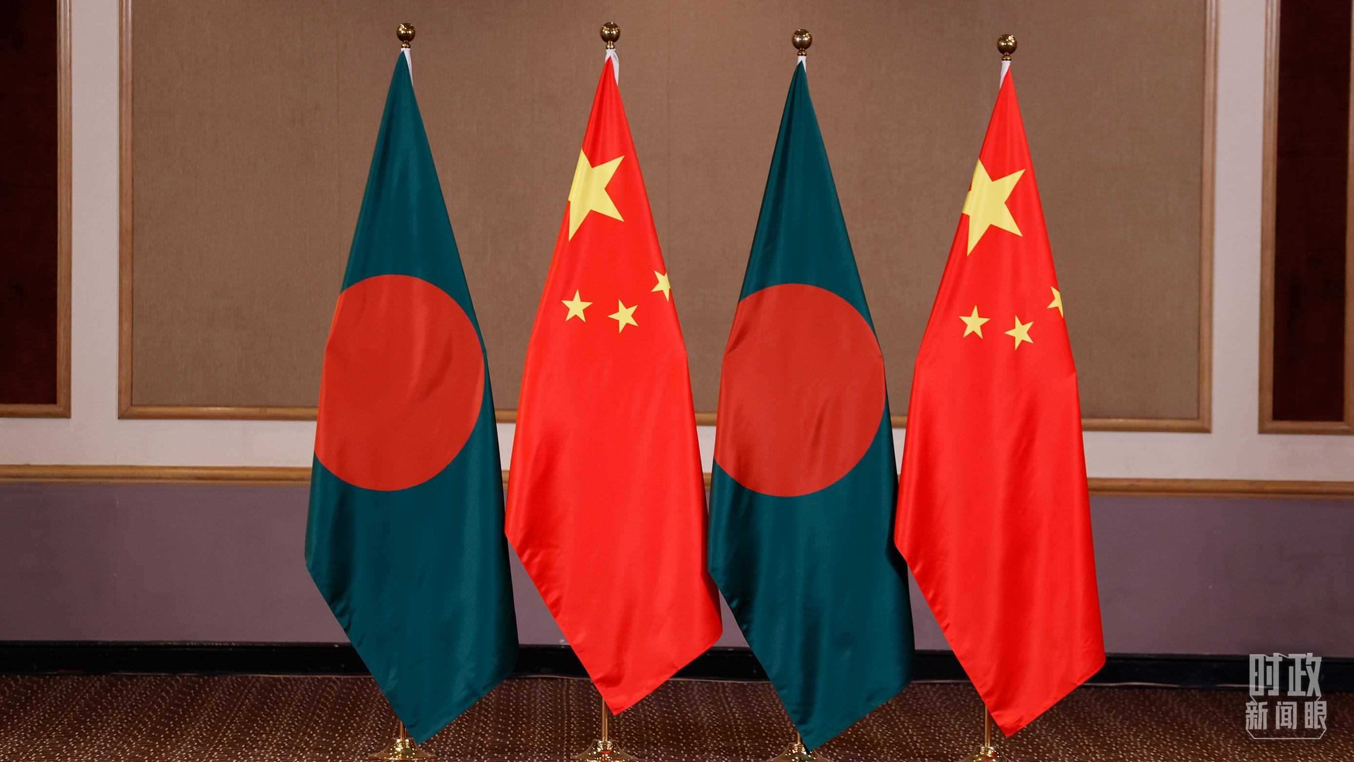 △會(huì)見(jiàn)現(xiàn)場(chǎng)的中孟兩國(guó)國(guó)旗。（總臺(tái)央視記者耿小龍拍攝）