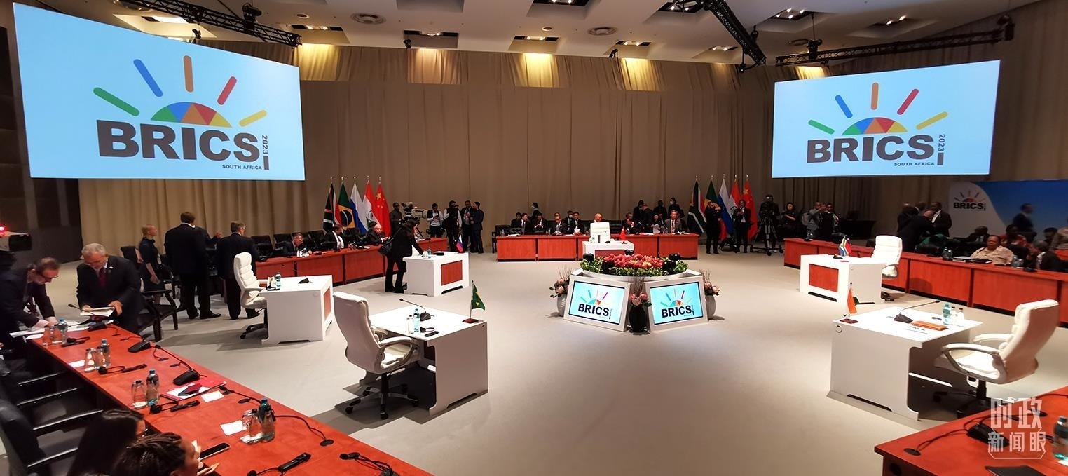 △23日上午，金磚國(guó)家領(lǐng)導(dǎo)人第十五次會(huì)晤在這里舉行。這是會(huì)晤開(kāi)始前的場(chǎng)景。（總臺(tái)央視記者李錚拍攝）