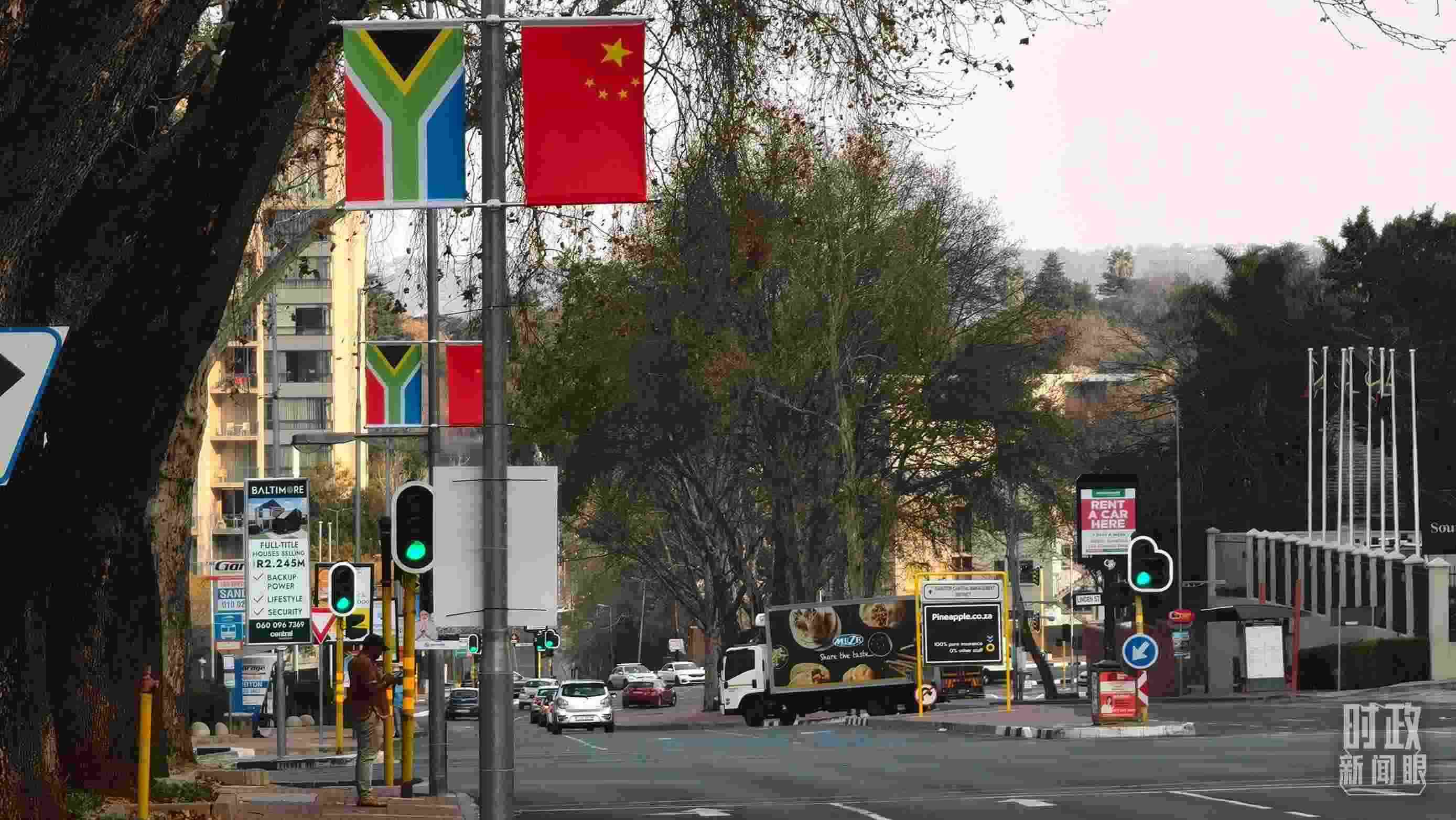 △約翰內(nèi)斯堡街道兩側(cè)懸掛的中國(guó)國(guó)旗。（總臺(tái)央視記者韓銳拍攝）