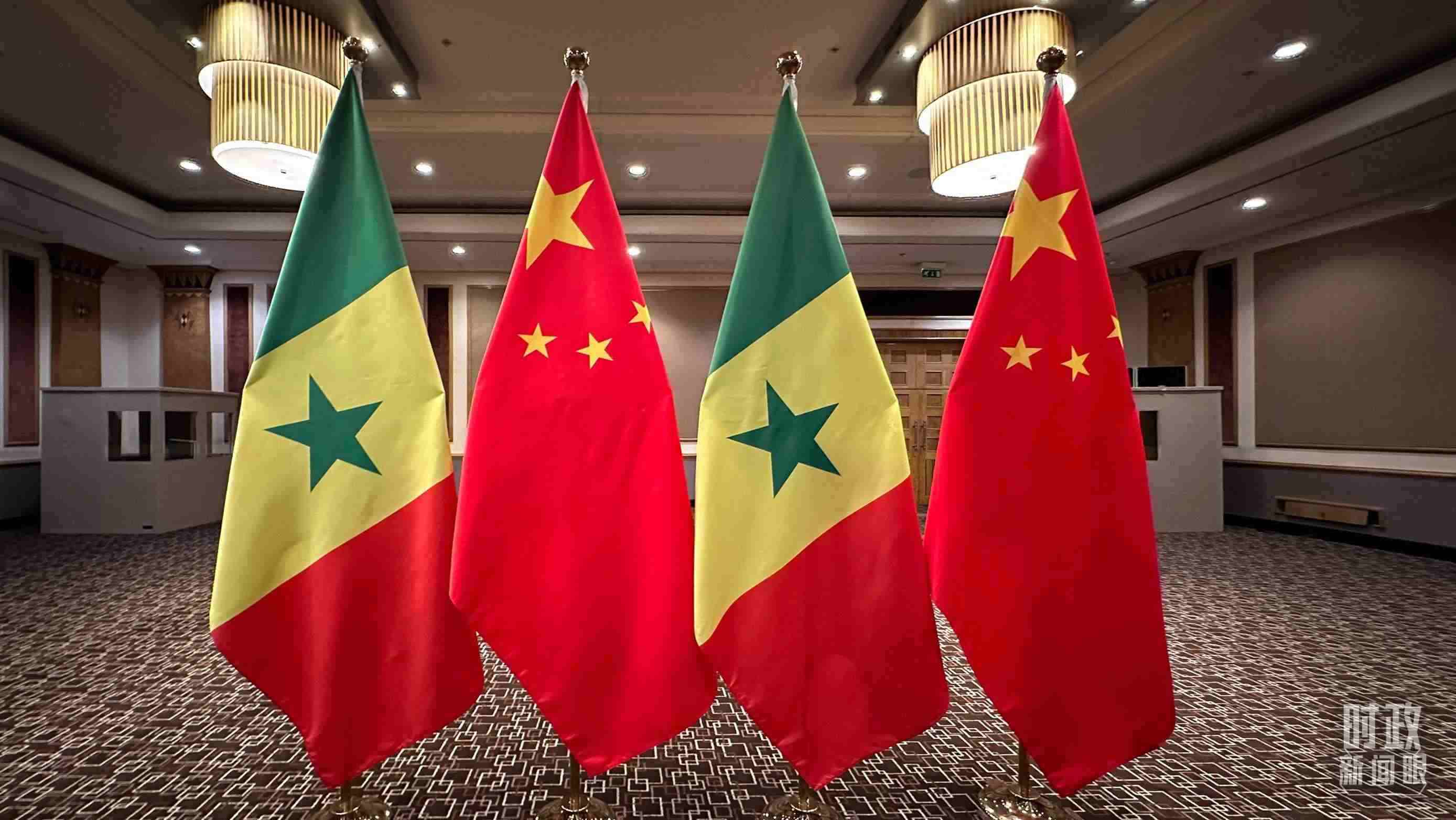 △會(huì)見(jiàn)現(xiàn)場(chǎng)的中塞兩國(guó)國(guó)旗。（總臺(tái)央視記者盧心雨拍攝）