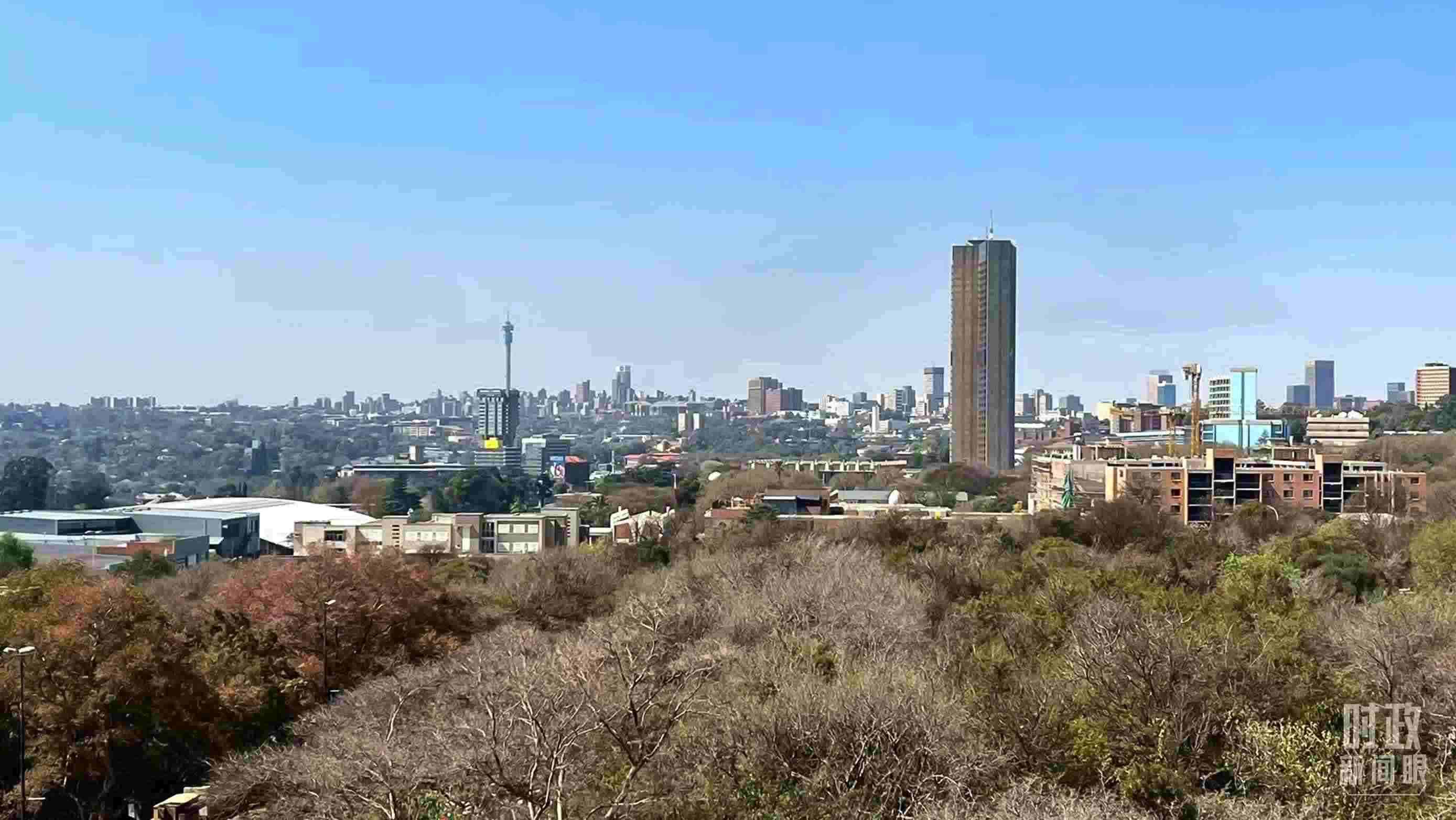 △約翰內(nèi)斯堡城市天際線。（總臺(tái)記者馬培敏拍攝）