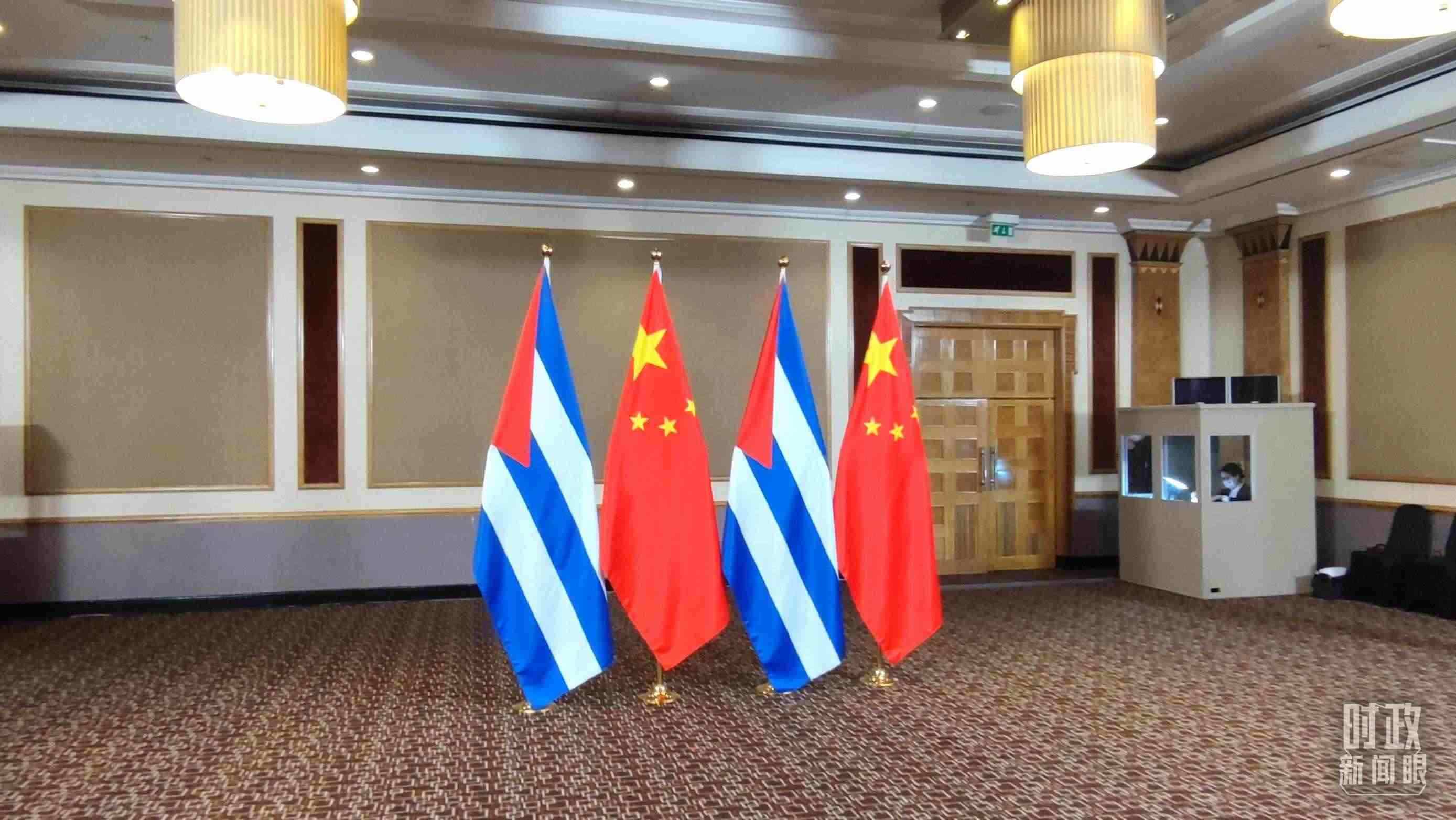 △會(huì)見(jiàn)現(xiàn)場(chǎng)的中古兩國(guó)國(guó)旗。（總臺(tái)央視記者耿小龍拍攝）