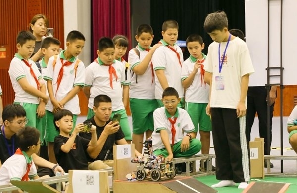 青少年學(xué)生現(xiàn)場觀看比賽。北京工商大學(xué)供圖