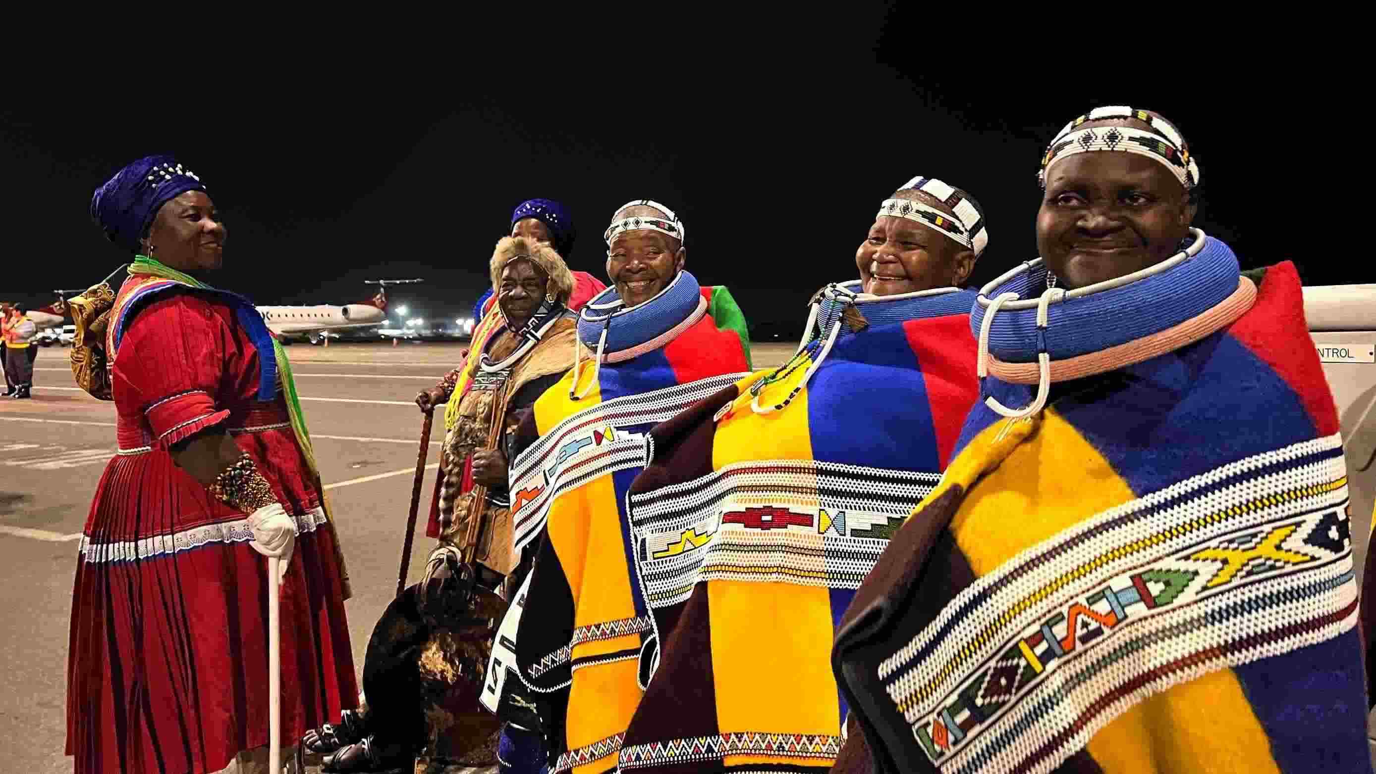 當?shù)貢r間2023年8月21日晚，習近平主席乘坐的專機抵達南非約翰內斯堡坦博國際機場，這是身穿民族服飾迎接的當?shù)厝罕姟? width=