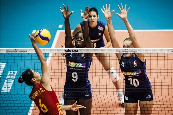 中國(guó)隊(duì)球員莊宇珊(左)在比賽中。圖片來(lái)源：國(guó)際排聯(lián)