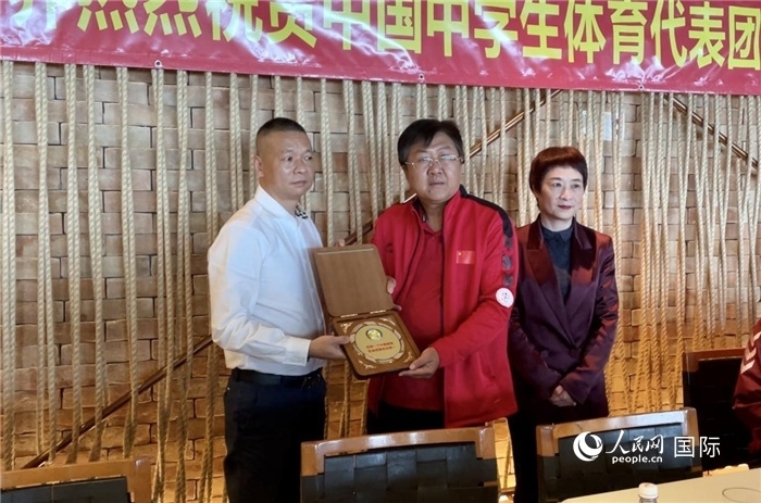 巴西中國和平統(tǒng)一促進(jìn)會(huì)會(huì)長王俊曉向中國中學(xué)生體育代表團(tuán)團(tuán)長劉立新贈(zèng)送紀(jì)念品。人民網(wǎng)記者 宋亦然攝