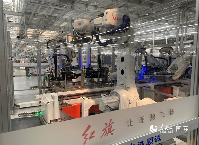 一汽—紅旗繁榮工廠內(nèi)的智能機(jī)器人。人民網(wǎng) 宋歌攝