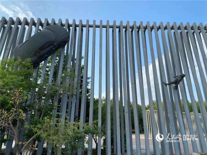 長春國際汽車公園中的立體雕塑。人民網(wǎng) 宋歌攝