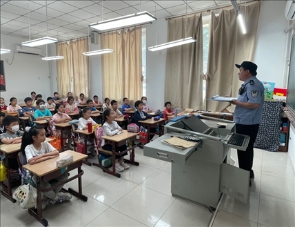 趙超剛在呼家樓中心小學(xué)為學(xué)生們講法治課。受訪者供圖