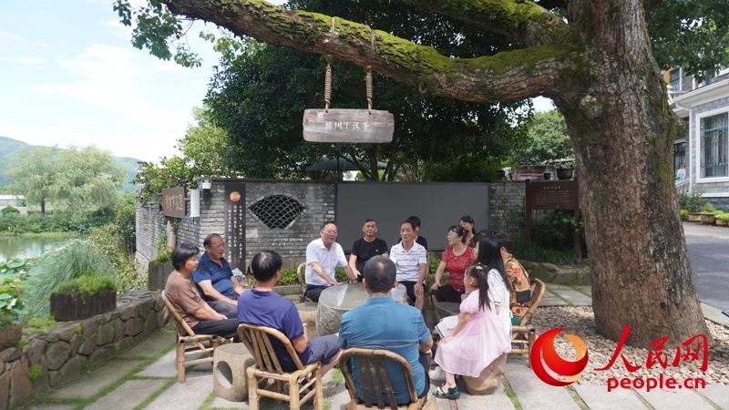 余杭區(qū)徑山鎮(zhèn)小古城村村民在“樟樹下議事”。人民網(wǎng)肖聰聰攝