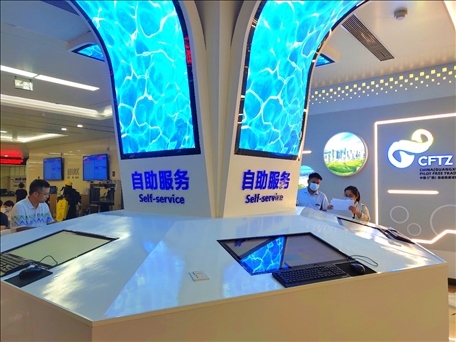 市民在中國(guó)（廣西）自由貿(mào)易區(qū)南寧片區(qū)綜合服務(wù)大廳辦理業(yè)務(wù)。人民網(wǎng) 付華周攝