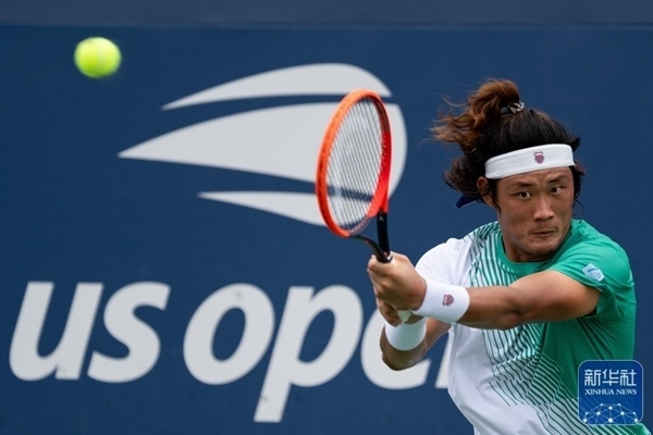 張之臻在比賽中回球。新華社記者 劉杰 攝