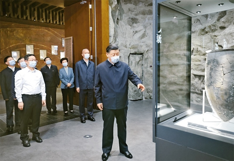 2023年6月2日，中共中央總書記、國家主席、中央軍委主席習(xí)近平在北京出席文化傳承發(fā)展座談會(huì)并發(fā)表重要講話。這是座談會(huì)前，習(xí)近平2日下午在中國歷史研究院考察。 新華社記者 鞠鵬/攝