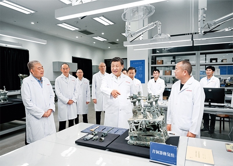 2023年7月25日至27日，中共中央總書記、國家主席、中央軍委主席習(xí)近平在四川考察。這是26日下午，習(xí)近平在位于德陽市廣漢市的三星堆博物館文物保護(hù)與修復(fù)館，同現(xiàn)場工作人員親切交流。 新華社記者 謝環(huán)馳/攝