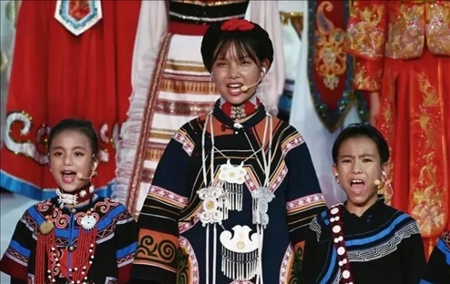 △今年7月，在成都大運(yùn)會(huì)開(kāi)幕式上，從大山深處走來(lái)的孩子們，自信地站在舞臺(tái)中央，以歌聲表達(dá)對(duì)未來(lái)的憧憬。