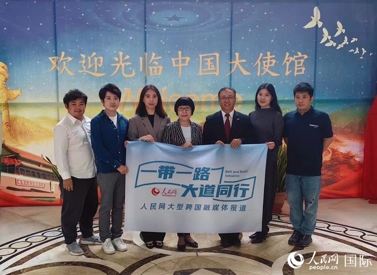崔建春大使（右三）與人民網(wǎng)記者合影。
