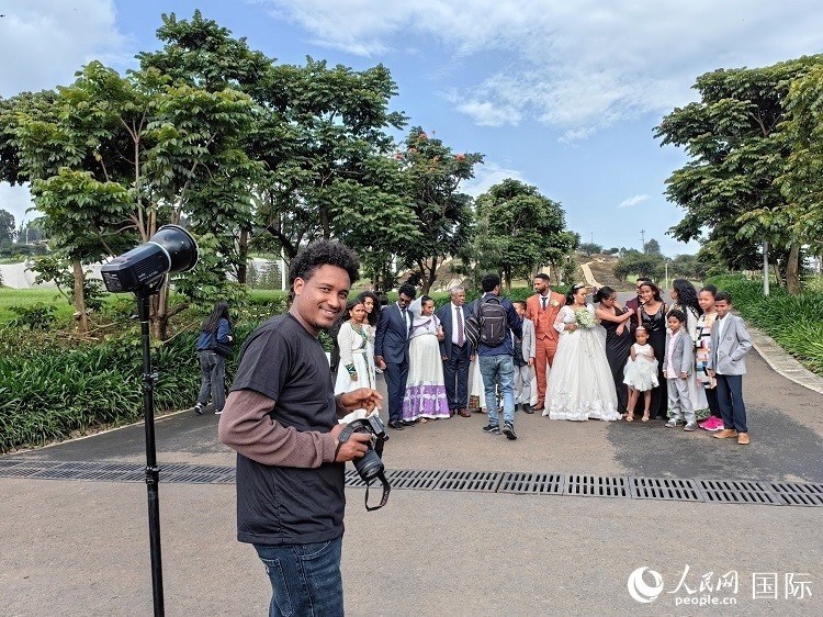 一對新人和親友在亞的斯亞貝巴友誼廣場合影。人民網(wǎng)記者 陳星星攝