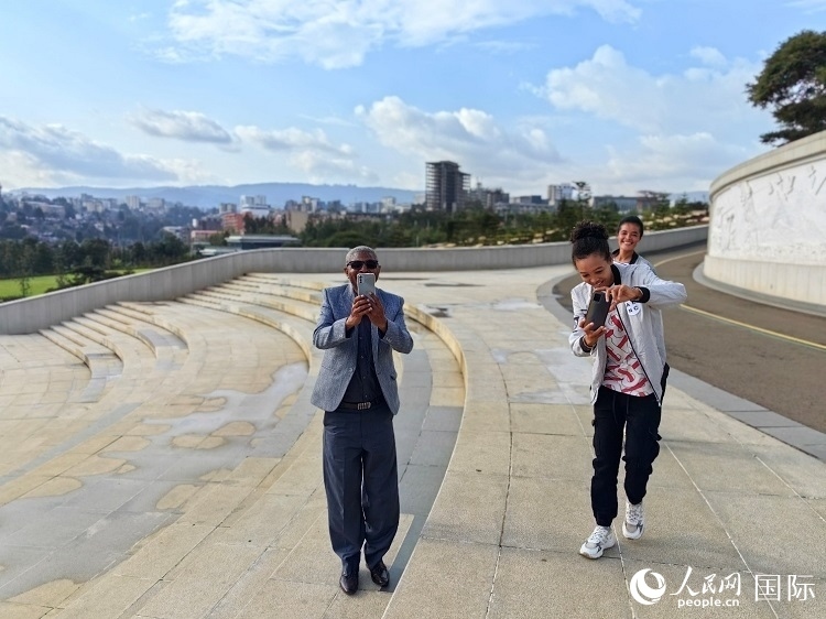 亞的斯亞貝巴友誼廣場的游客與人民網(wǎng)記者互動。人民網(wǎng)記者 陳星星攝