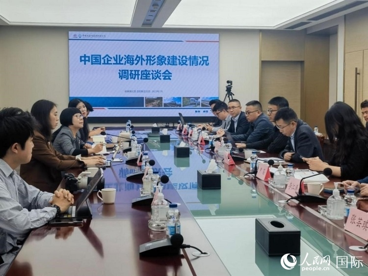 埃塞俄比亞中國商會企業(yè)代表與人民網(wǎng)記者座談。人民網(wǎng)記者 劉寧攝