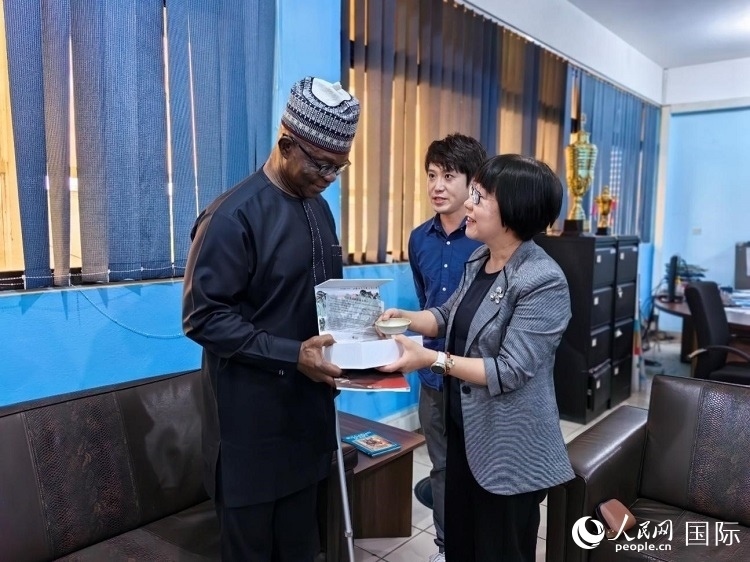 人民網(wǎng)監(jiān)事會主席唐維紅（右一）帶隊訪問尼日利亞通訊社，與該社總裁布克·龐勒（左一）交流。人民網(wǎng)記者 陳星星攝