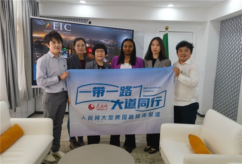 埃塞俄比亞投資委主任萊利斯（右三）、萬巧云（左二）與人民網(wǎng)記者合影。