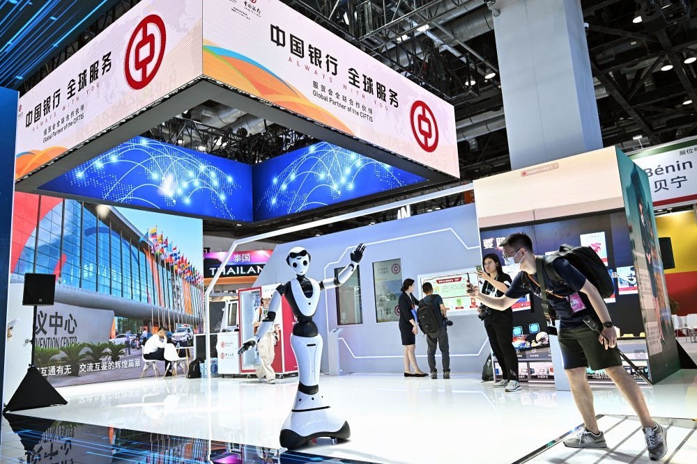 9月1日，媒體記者在國家會議中心中國銀行展臺拍攝一款迎賓接待機器人。新華社記者 李鑫 攝
