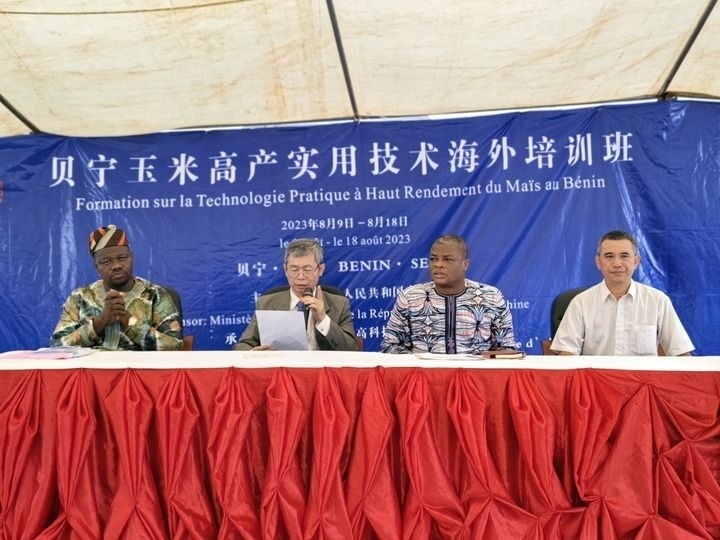 8月9日，2023年貝寧“玉米高產(chǎn)實用技術培訓班”開班儀式在位于塞梅波吉市的中國援貝寧農(nóng)業(yè)技術示范中心舉行。