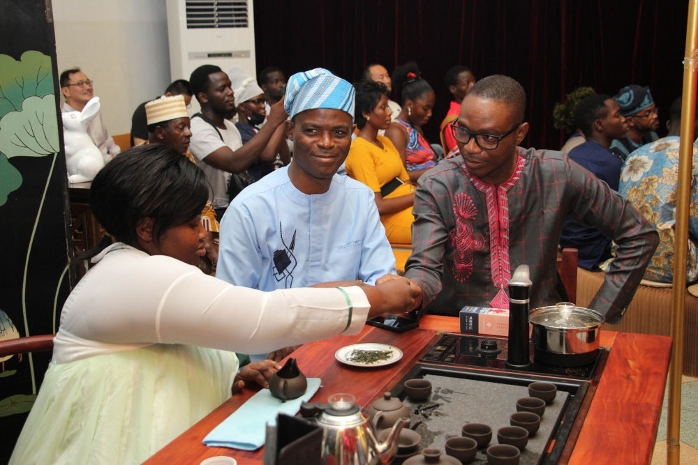 人們在貝寧科托努貝寧中國文化中心“茶和天下·雅集——青島有禮”文化交流活動上品茶。