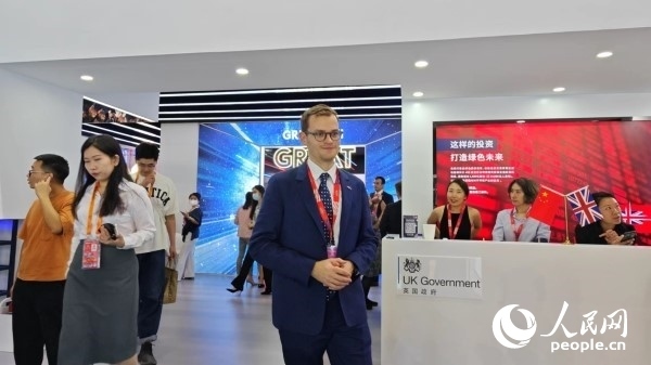 9月2日，英國館館長、英國商業(yè)貿(mào)易部市場推廣主管康鵬接受人民網(wǎng)記者采訪。人民網(wǎng)記者 趙雯博攝