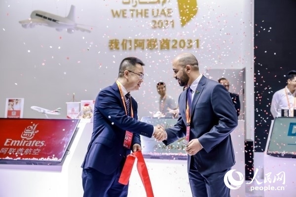 9月3日，阿聯(lián)酋駐華大使館臨時代辦、副館長哈利德·沙赫參贊與中國貿(mào)促會聯(lián)絡(luò)部二級巡視員楊曉軍揭幕阿聯(lián)酋國家館。圖片由阿聯(lián)酋駐華大使館提供