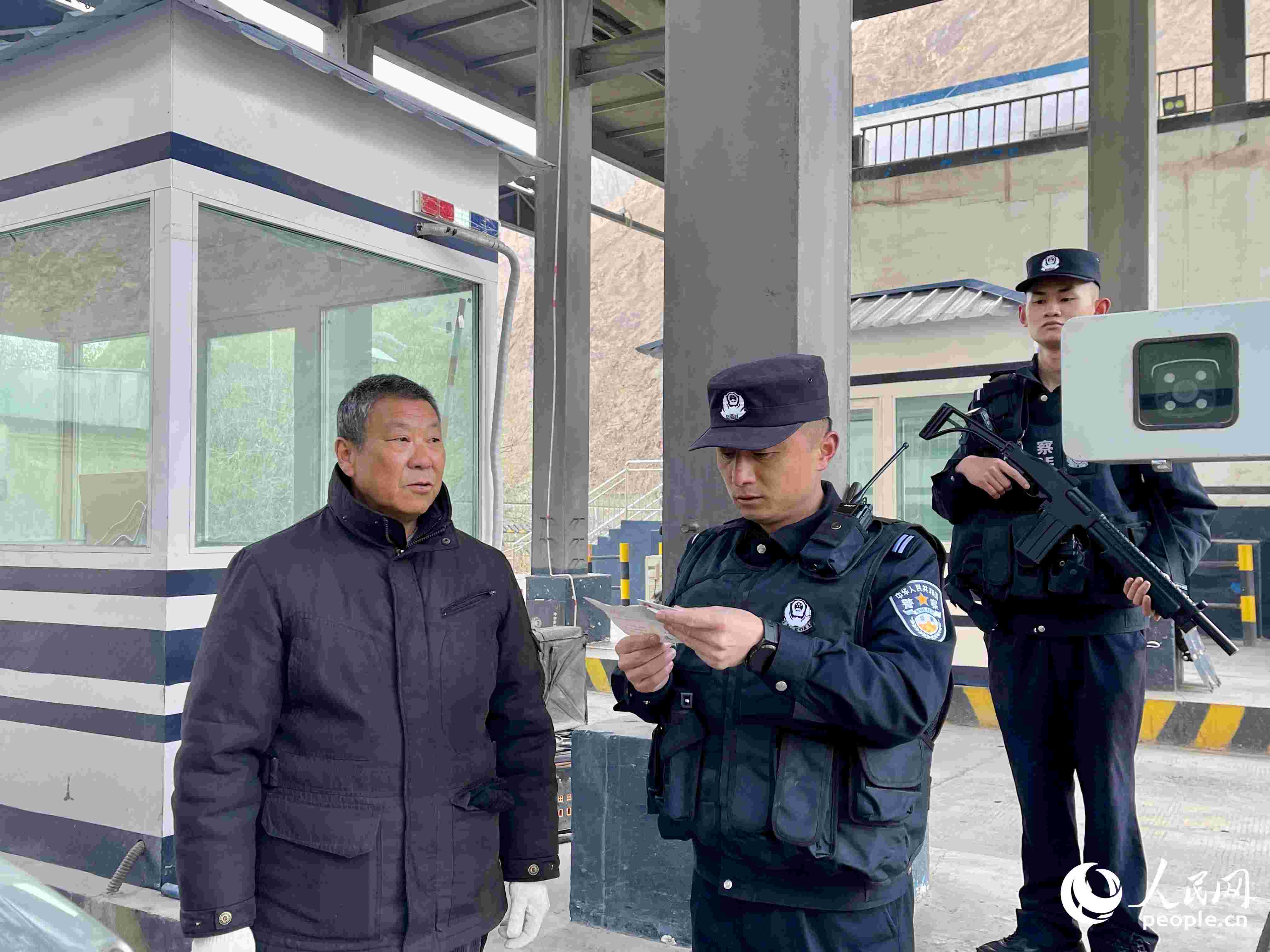 2023年5月10日，在庫(kù)地邊境檢查站，陳暢核對(duì)進(jìn)出邊境管理區(qū)人員信息。人民網(wǎng) 周靜圓攝