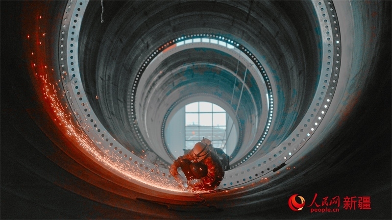 中國(guó)水利水電四局（塔城）裝備制造基地，工人們正在開展作業(yè)。 人民網(wǎng) 李欣洋攝