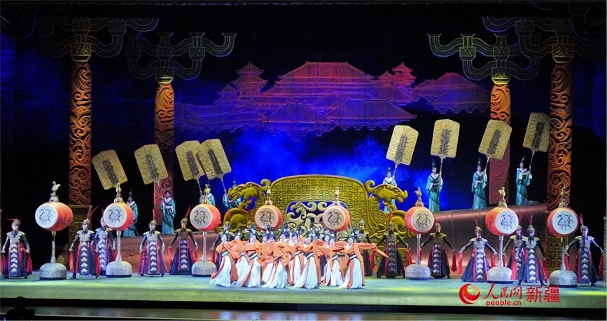 第六屆中國(guó)新疆國(guó)際民族舞蹈節(jié)開幕式上演出的歷史題材舞劇《張騫》。 人民網(wǎng) 李欣洋攝
