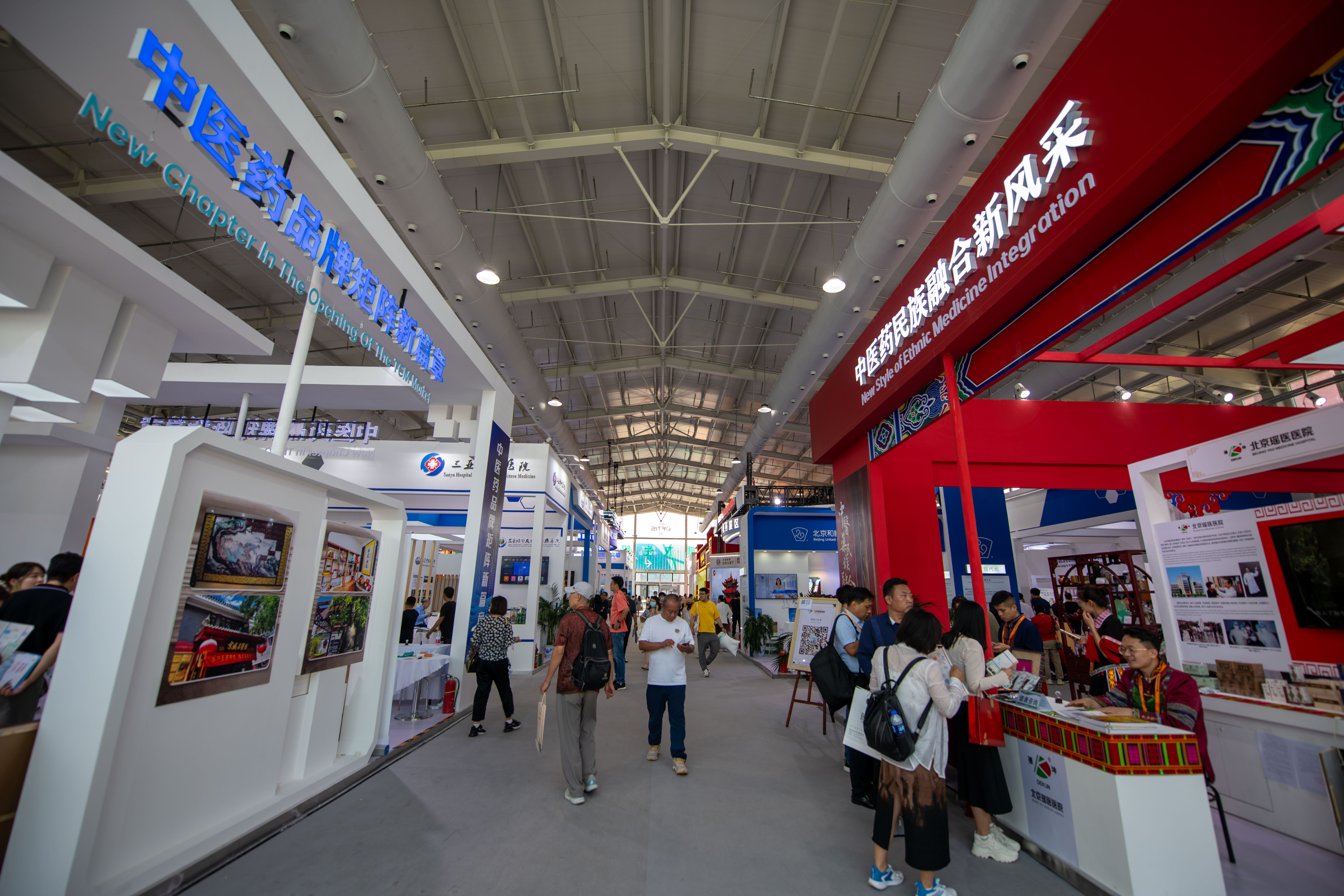 在位于首鋼園的健康衛(wèi)生服務(wù)展區(qū)，觀眾正在參觀。人民網(wǎng)記者 翁奇羽攝