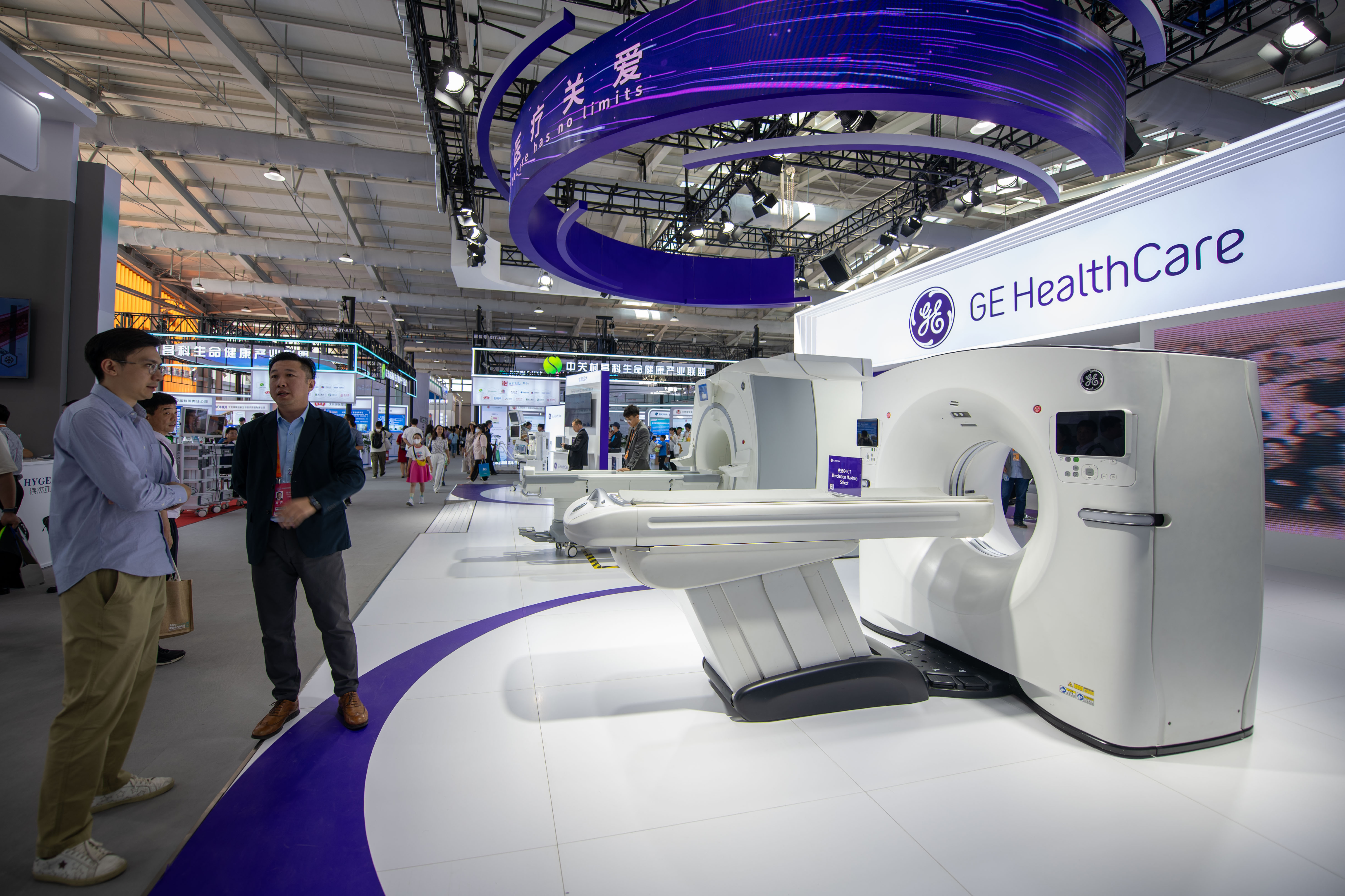 9月3日，在位于首鋼園的健康衛(wèi)生服務(wù)展區(qū)，觀眾正在參觀GE展臺(tái)。人民網(wǎng)記者 翁奇羽攝