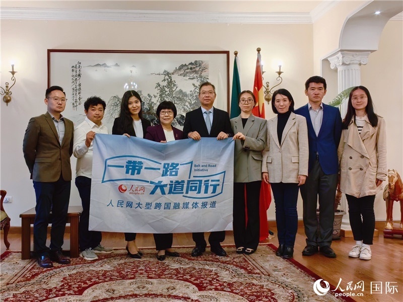 胡長(zhǎng)春大使、駐非盟使團(tuán)工作人員與人民網(wǎng)記者合影。