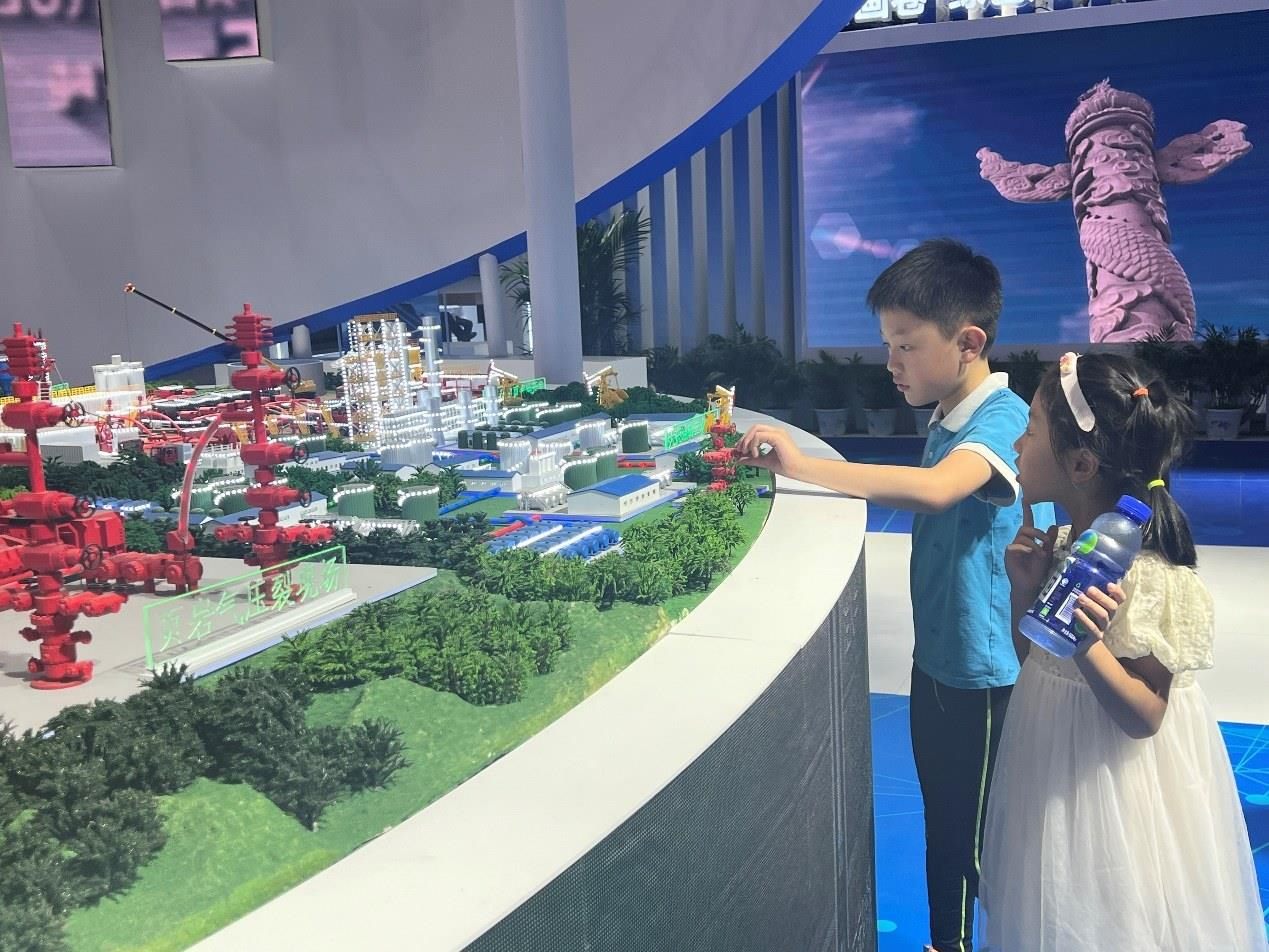 小朋友正在觀看展覽模型。人民網(wǎng) 歐陽易佳攝