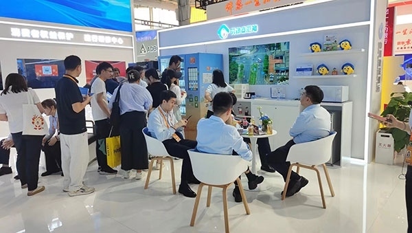 銀行機構“勞動者港灣”的服務理念，吸引觀展群眾上前咨詢。人民網(wǎng)記者 李彤攝