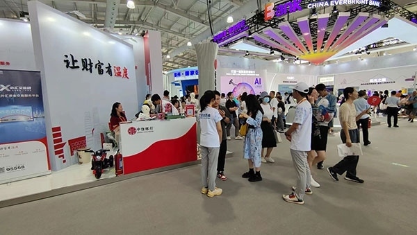 在銀行展臺，“溫度”成為了高頻詞匯。人民網(wǎng)記者 李彤攝